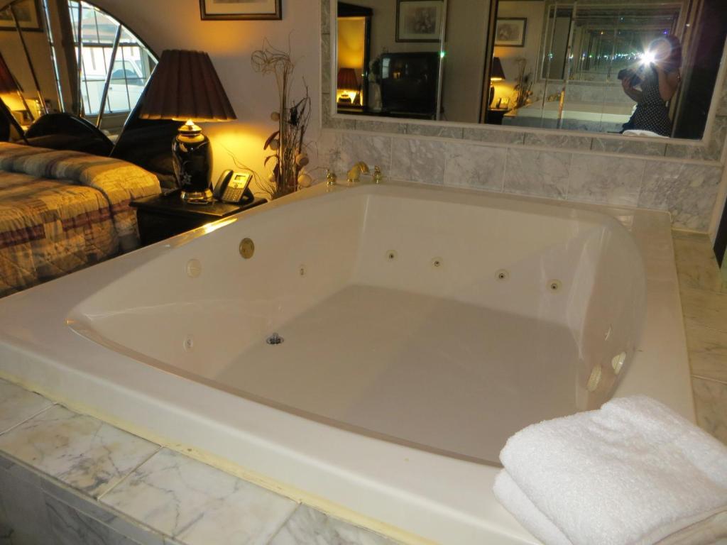 Hollywood Inn & Suites Gurnee Oda fotoğraf
